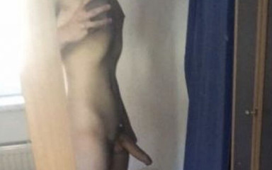 Justin studio: Německý kluk ukazuje tělo honí péro