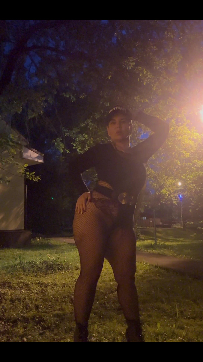 KarmenMilf: お尻の歩き方