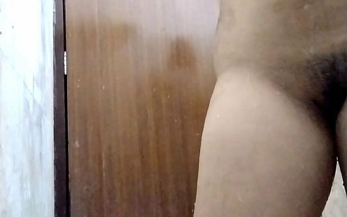 Riyathakur: Hintli genç evli kadın tek başına banyo yapıyor