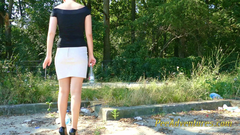 Pee Adventures: È così eccitata dell'incontro che ha dimenticato di pisciare a...