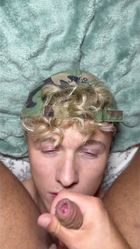 Twink erkek arkadaşımın yarağını gırtlağına kadar alıyor