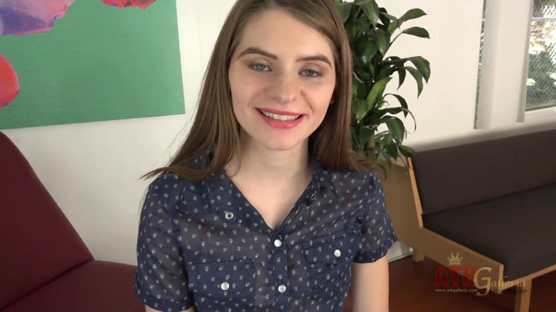 ATKIngdom Fans: Intervista e spogliarello con Alice march