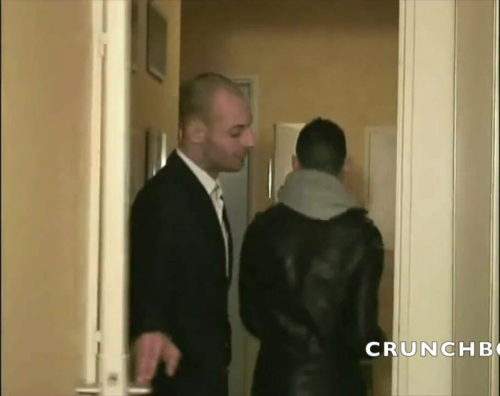 Crunch Boy: Etero succhia il cazzo del suo amico