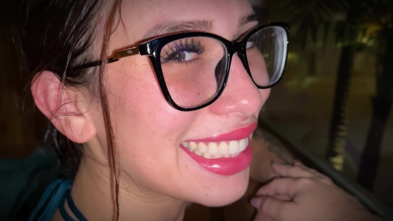 Zac the Cuckold: 我在泳池里和继兄的朋友做爱，她去喝酒