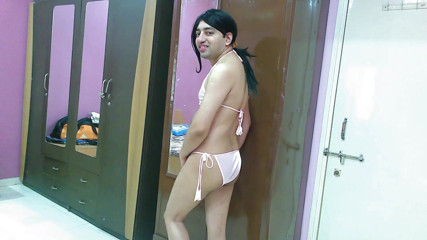 Cute & Nude Crossdresser: Sexy mariquita crossdresser femboy Sweet Lollipop besándose en bikini con...