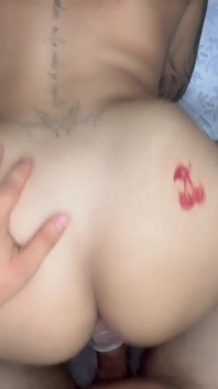 Meine schwägerin geht mitten in der nacht mit einem Handtuch in mein Zimmer und beginnt auf einen großen schwanz zu springen
