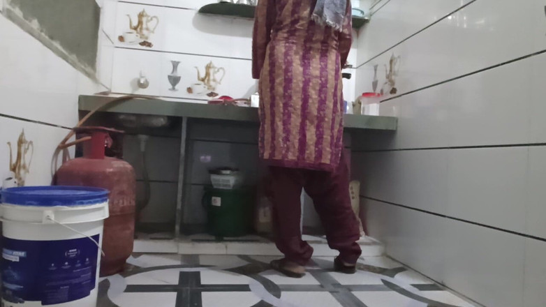 Bhabhi UP: Jiran pertama kali memasuki dapur