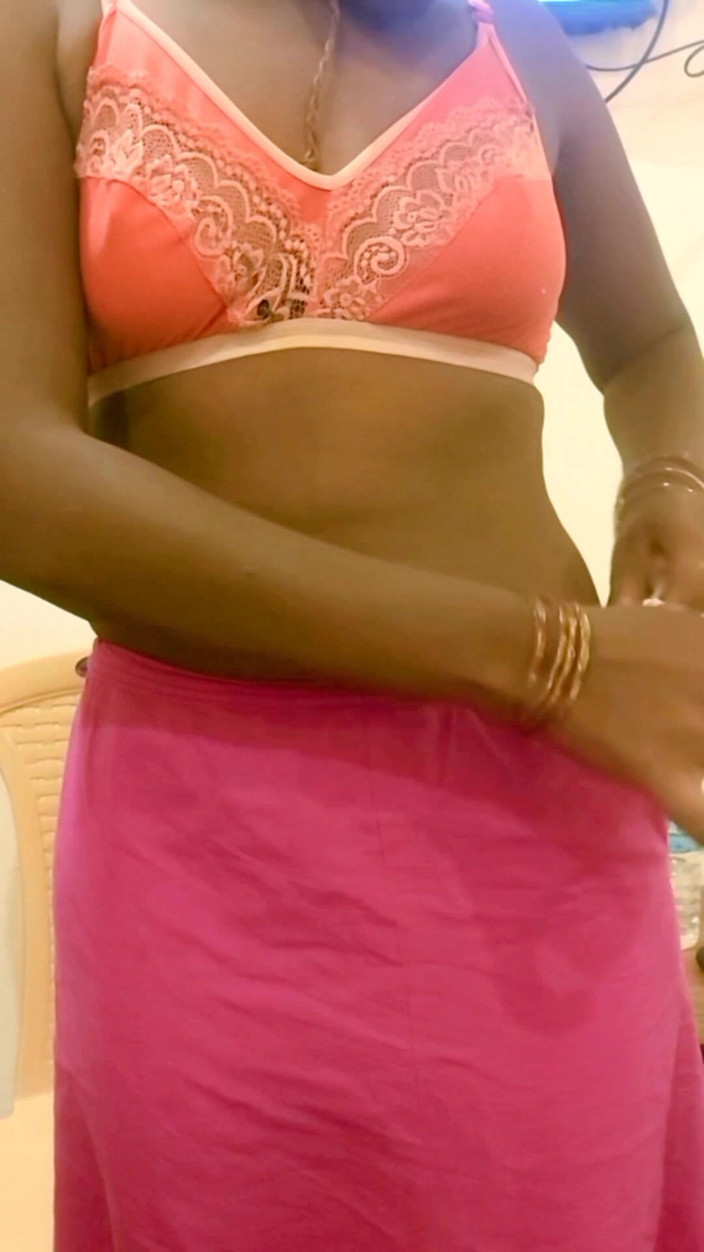 RenuRaj: Дези тамильская милфа Рену дрочит боссу сперму на пупк, обнаженная ванна, куколд наблюдает! Индийский хотвайфекс