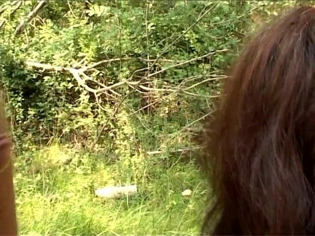 Out Sexxx: Настоящая пара с другом занимается отличным сексом в парке рядом с Триестом