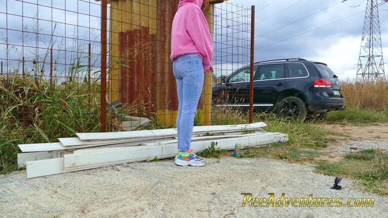 Pee Adventures: Flicka med en huvtröja kissa genom jeansen