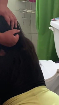 Uwodzię przyrodnią siostrę w łazience, a ona daje mi pośladki bez sprzeciwu