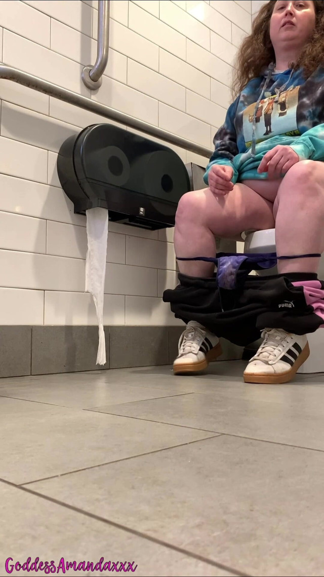 Fat Pussy Peeing in Public Toilets