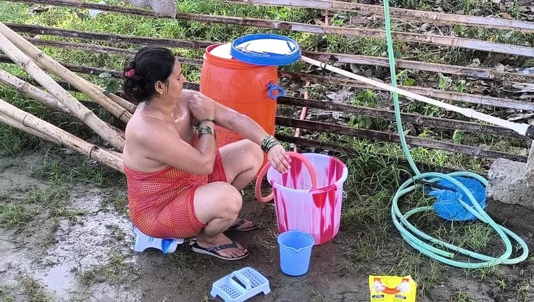 Desi chudai hub: Utomhusbad sovrum sex!