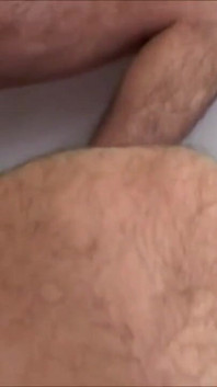 Puszczalska milf patrzy na swojego chłopaka, podczas gdy ona robi mu loda