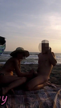 나체주의자 해변에서 관음증과 사정하는 프랑스 교사 익스트림 공개 오럴