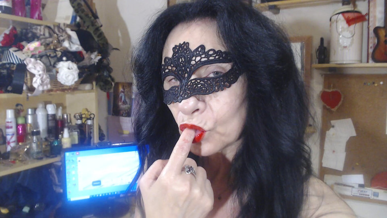 WEBREGINETTA2023: Da Sotto Gonna Rossa Sfilare Calze E Masturbati