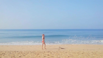 Abella Love: 해변에서 일광욕을 하고 두 번 오줌을 싸는 날씬한 밀프