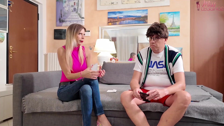 MissLeggings: I Video Hot Sul Telefono Della Matrigna Scoperti Dall'amico Del...
