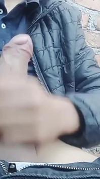 Un garçon mignon lui caresse la bite