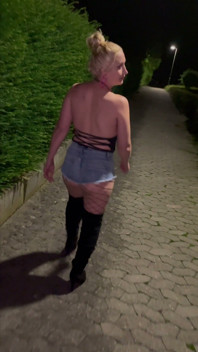 Hotwife Walk у сексуальних гарячих штанах