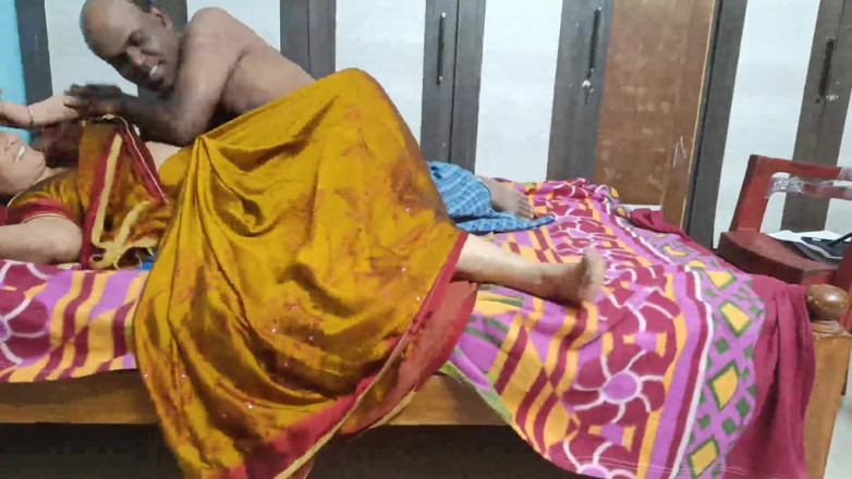 Sexy sindu: Sindu Bhabhi Saree性とDevarの寝室