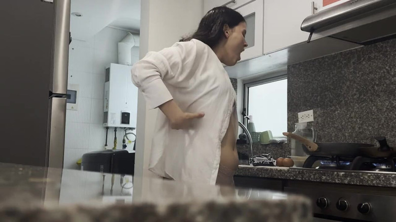 scarlettandc: เซ็กส์เลสเบี้ยนกับน้องสาวต่างแม่ของสามีในครัว ขณะที่เธอเตรียมอาหารเช้าและสามีของฉันอยู่ในห้องนอน