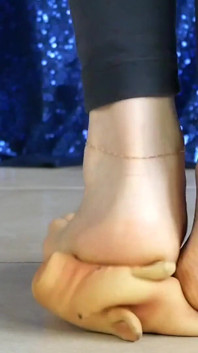 Asmr Crush Bareheel: Piglet