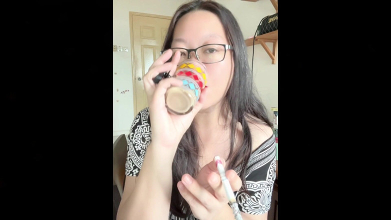 Smoking Asian: Darkside Kouření Asiatka: Kouření 3 cigarety a polykání popela v kávě