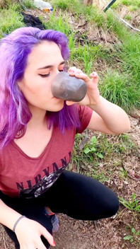 Minum kencing di tepi jalan dari percutian Argentina, kuning semuanya