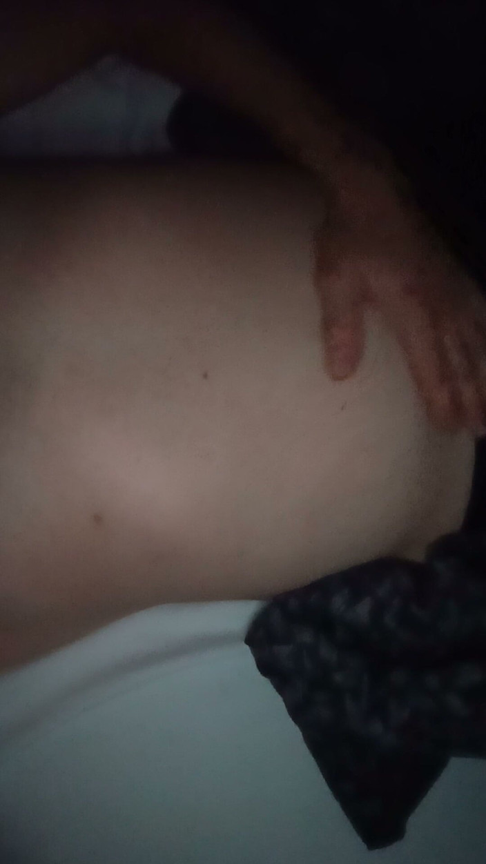 Hottieboy77: Băiatul cu dureri de stomac își mângâie burta