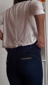 Nach dem urinieren zieht die stiefmutter eine sehr enge jeans an und enthüllt ihr höschen