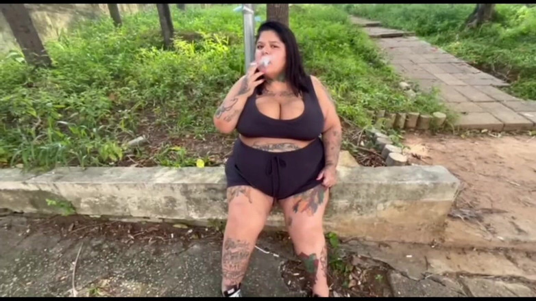 Mary Jhuana: बीबीडब्ल्यू देवी सार्वजनिक रूप से सिगरेट पीती हुई