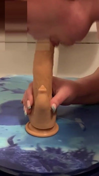 La schiava cavalca un dildo in bagno