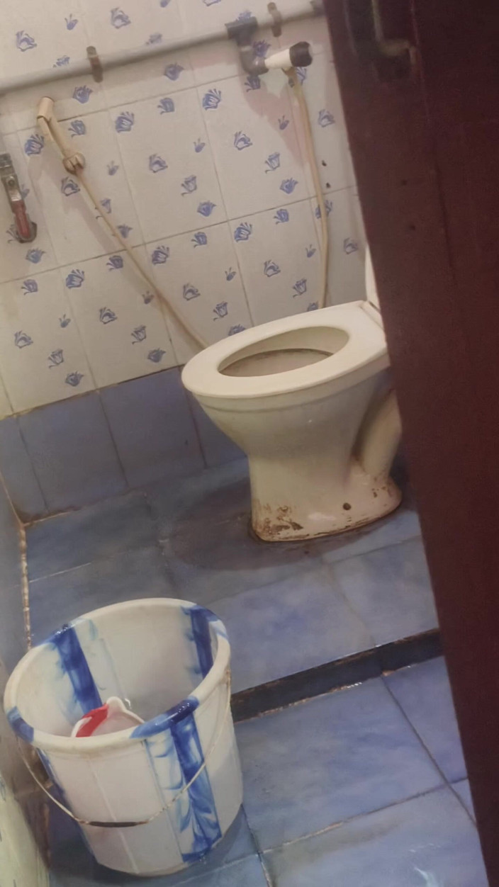 VillageBlackfairy: Dueño de la casa esposa bañándose
