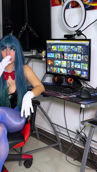 Bulma baise Goku pendant que Vegetta s’entraîne