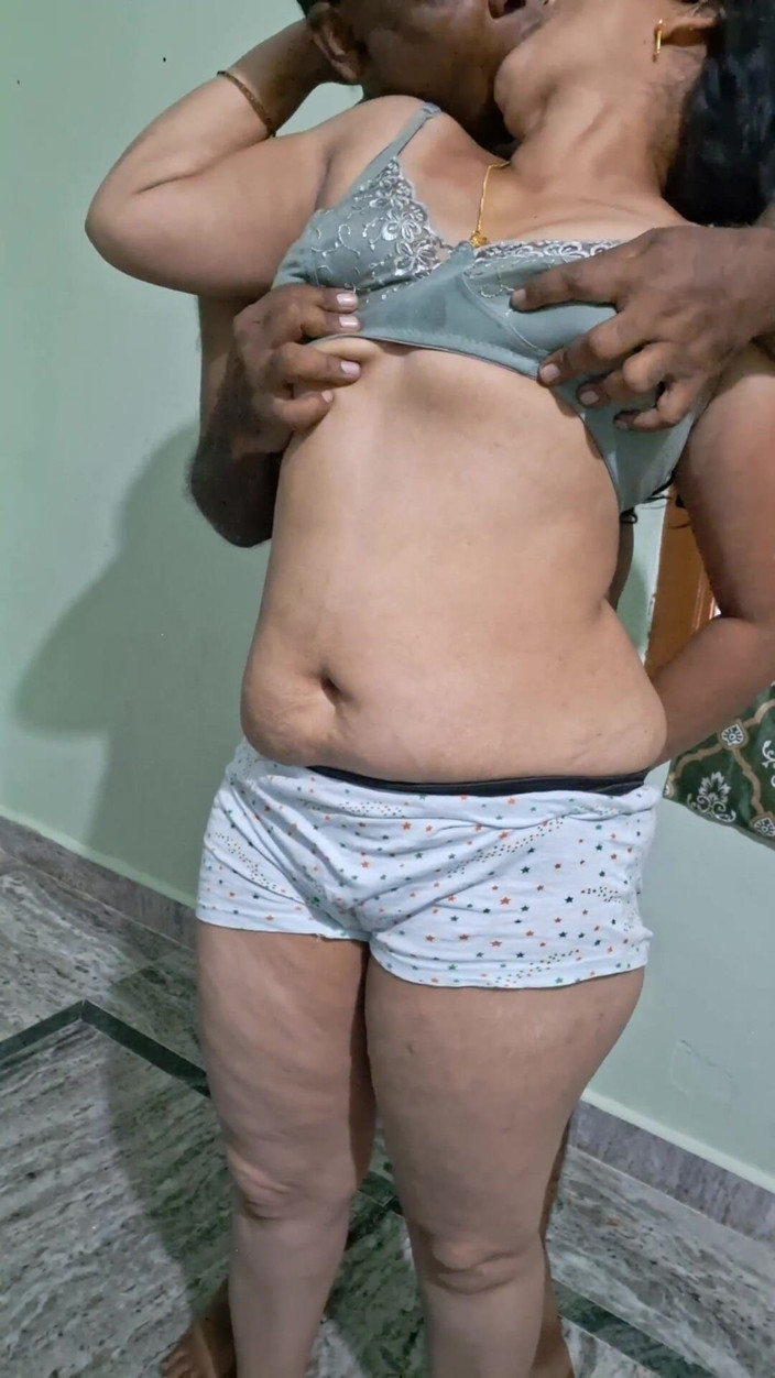 Sexy sindu: Un couple s’embrasse