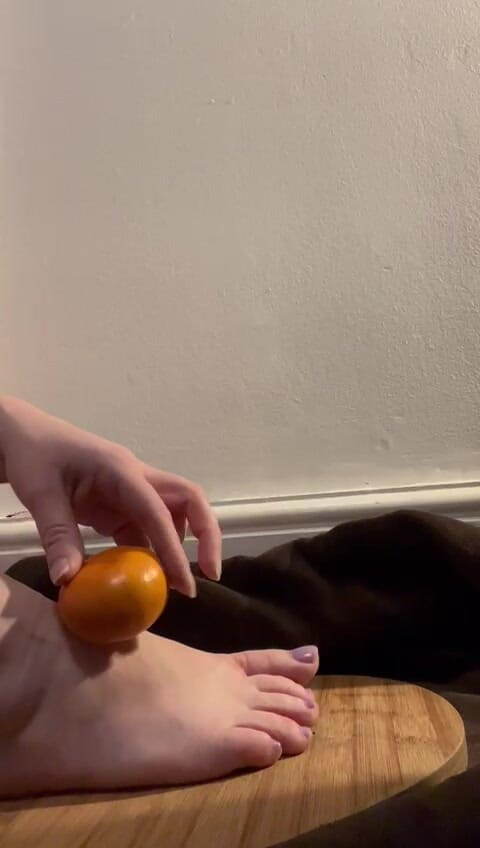 MeandMrs: Écrasement de pieds nus et orange