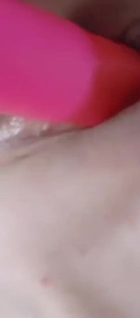 Une MILF se masturbe en gros plan