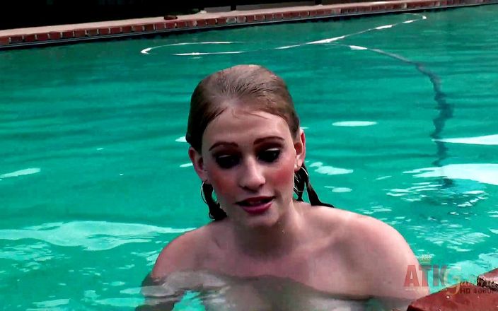 ATKIngdom: Alli springt naakt het zwembad in tijdens het chatten