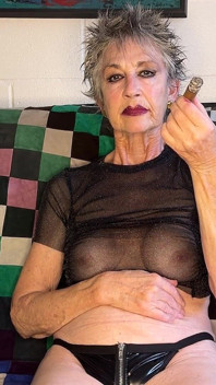 Ragazza con sigaro che fuma - e poi scopa e succhia