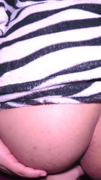 穿着睡衣的巨乳女孩喜欢早上第一件事就是做爱