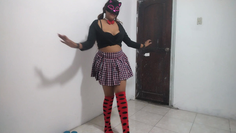 NEGRITA SEXY: studentka tańczy seksownie w swoim mieszkaniu Jest 18-letnią brunetką