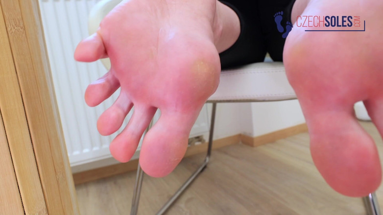 Czech Soles - foot fetish content: Resepsionis dengan kaki jenjang lagi asik muasin memeknya - pov