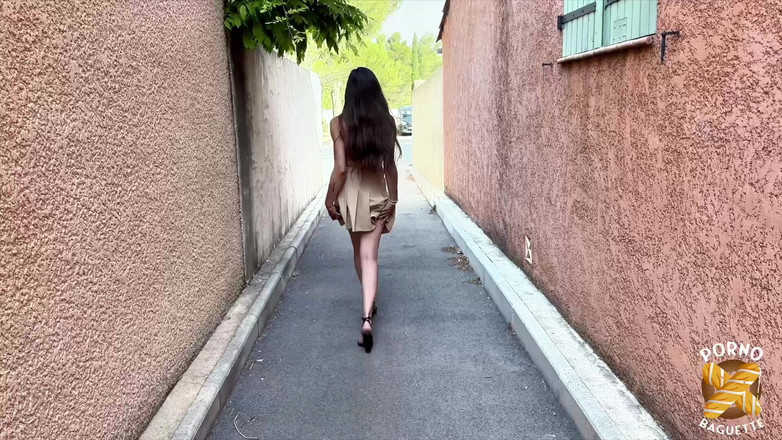 Porno Baguette: Lola，年轻的小妞，想要一个热辣的3P