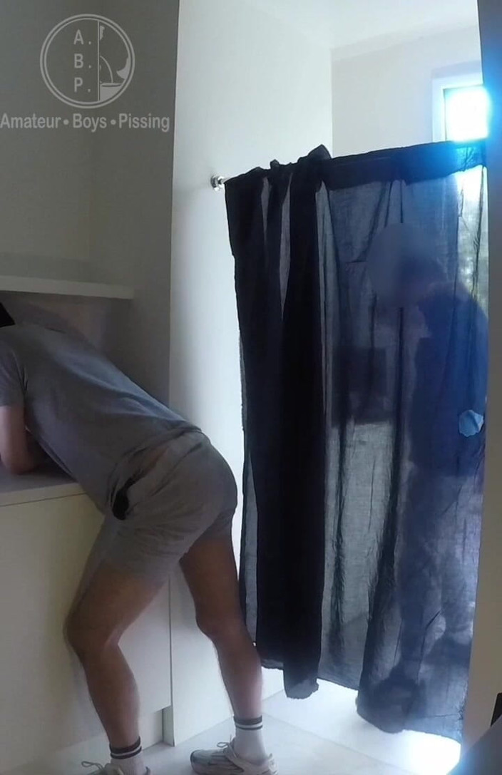 AmateurBoysPissing: 2 Chicos Amadores Brincando Na Cozinha E Mijando Um No...
