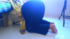 Aria Mia: El jefe se folla a la criada atrapada debajo de...