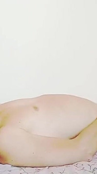 Sexig blond crossdresser rosa strumpbyxor kommer