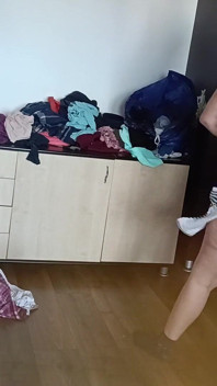 Amatorka Ma Zabawę Przymierzając Ubrania I Je Wycinając.