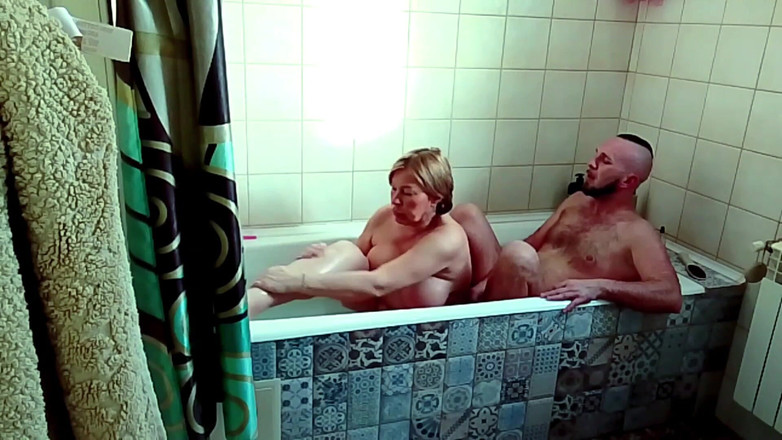 Crazyfamily 1970: Macecha mě sleduje, jak si honím v koupelně