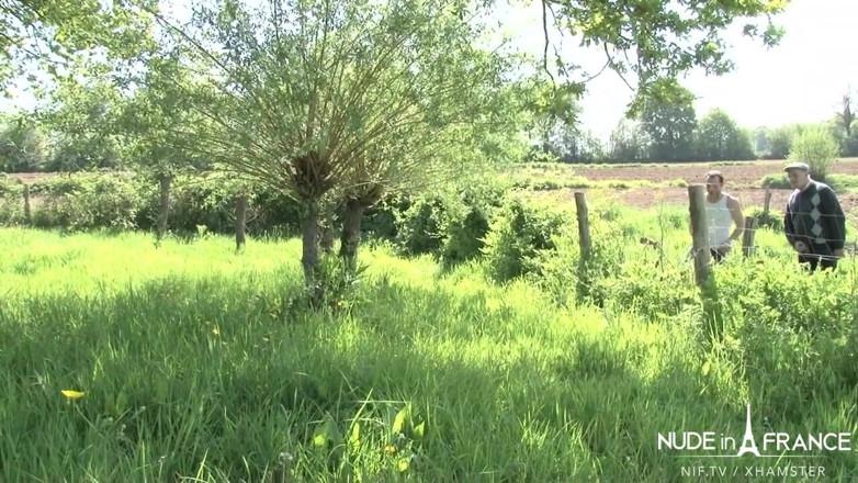 Nude in France: Dwie francuskie lesbijki zostają przyłapane na zabawie na świeżym powietrzu, a...